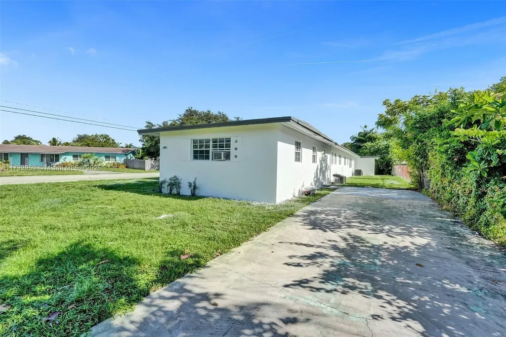 5657 Grant Street Hollywood FL 33021
