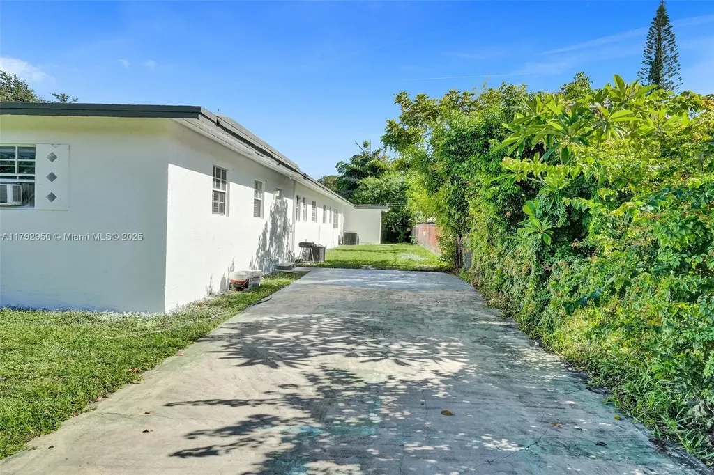 5657 Grant Street Hollywood FL 33021