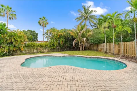 1051 SW 95th Terrace Pembroke Pines FL 33025