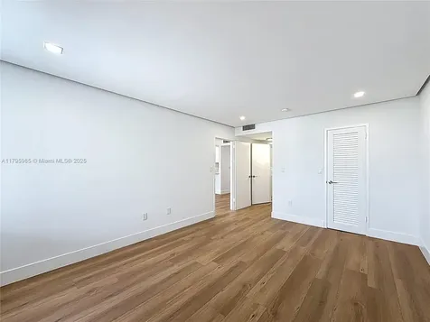 2899 Collins Avenue Miami Beach FL 33140