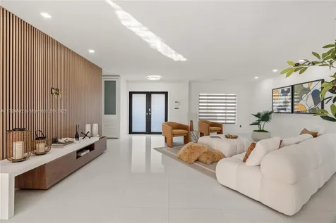 2901 Village Green Drive Miami FL 33175