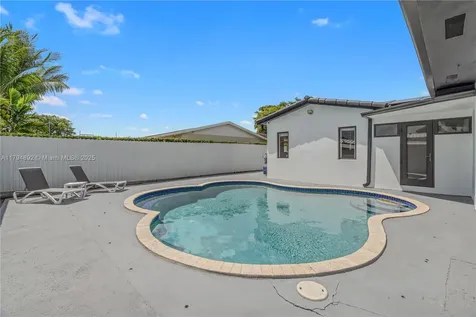 2901 Village Green Drive Miami FL 33175