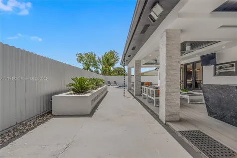 2901 Village Green Drive Miami FL 33175