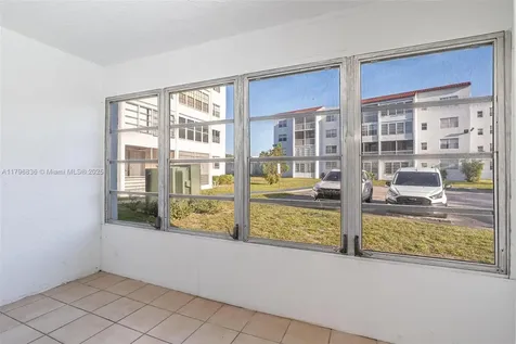 2860 Somerset Drive Lauderdale Lakes FL 33311
