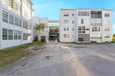 2860 Somerset Drive Lauderdale Lakes FL 33311