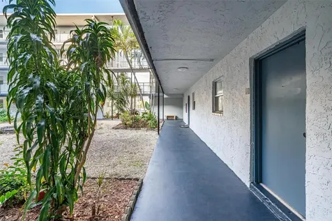 2860 Somerset Drive Lauderdale Lakes FL 33311