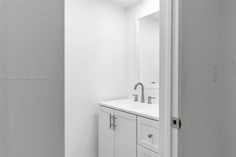 2860 Somerset Drive Lauderdale Lakes FL 33311
