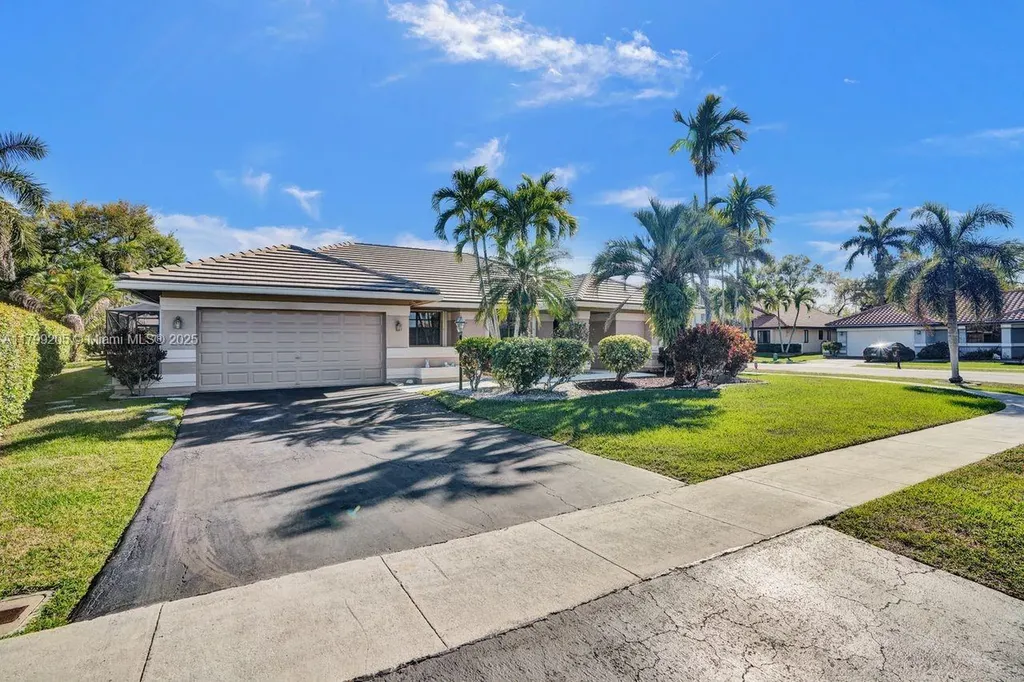 1930 W Oak Knoll Circle Davie FL 33324