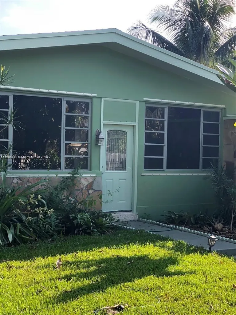 524 NE 160th Terrace Miami FL 33162