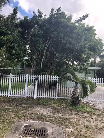 524 NE 160th Terrace Miami FL 33162