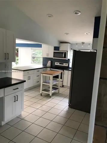 524 NE 160th Terrace Miami FL 33162