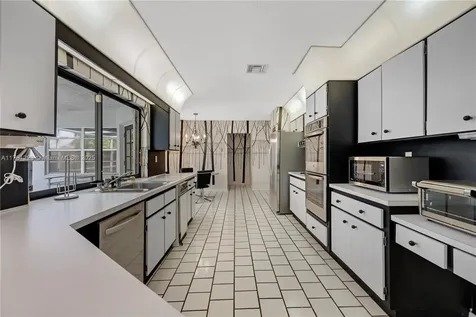 9091 NW 12th Street Plantation FL 33322