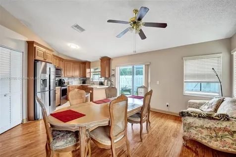 7324 NW 1st Place Plantation FL 33317