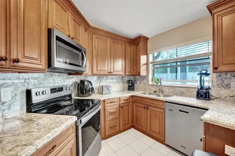 7324 NW 1st Place Plantation FL 33317