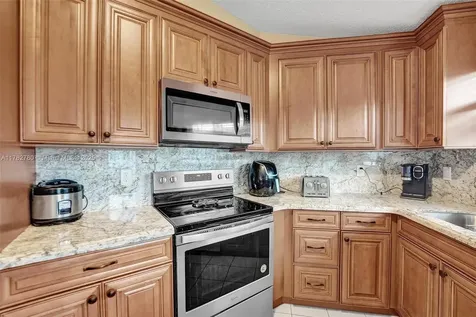 7324 NW 1st Place Plantation FL 33317