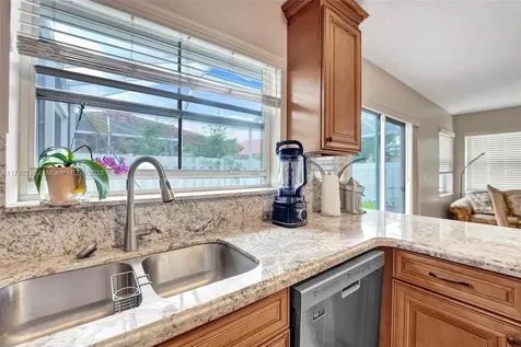 7324 NW 1st Place Plantation FL 33317