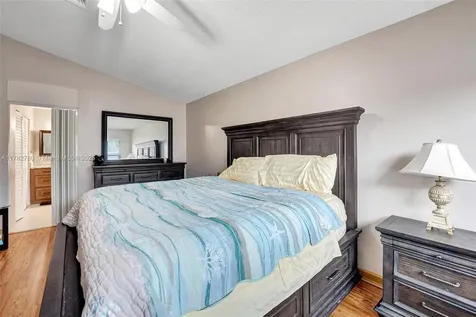 7324 NW 1st Place Plantation FL 33317