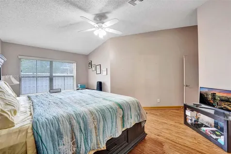 7324 NW 1st Place Plantation FL 33317