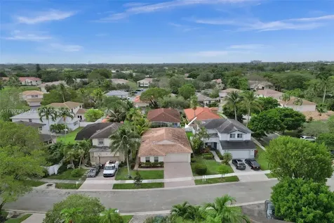 7324 NW 1st Place Plantation FL 33317