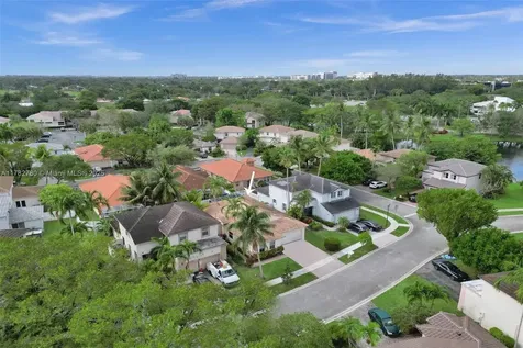 7324 NW 1st Place Plantation FL 33317