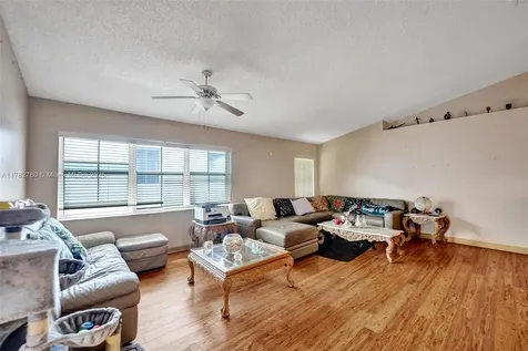 7324 NW 1st Place Plantation FL 33317