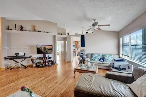 7324 NW 1st Place Plantation FL 33317