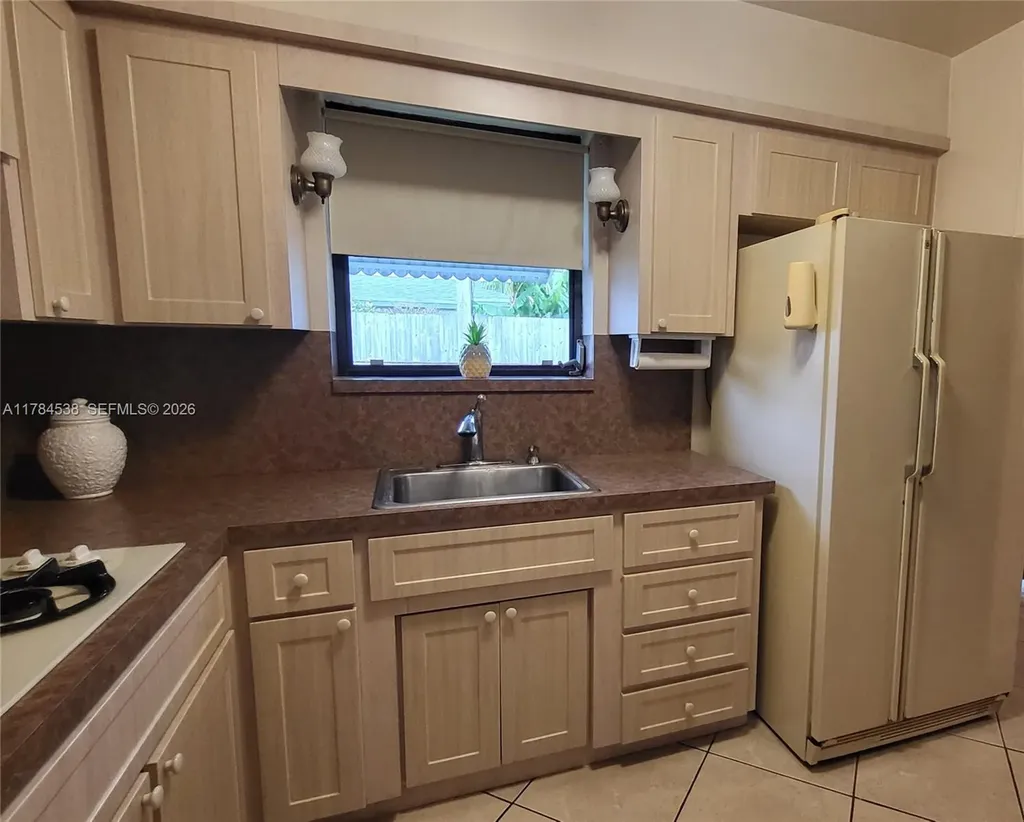 521 N 70th Way Hollywood FL 33024