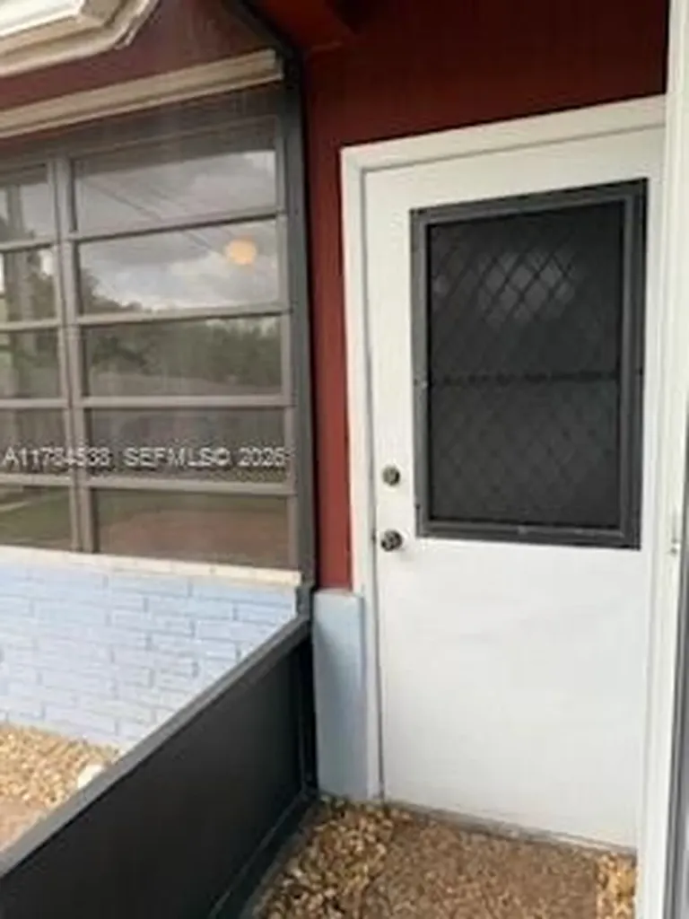 521 N 70th Way Hollywood FL 33024