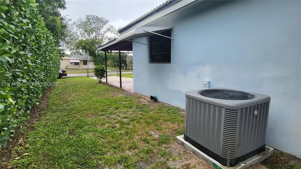 521 N 70th Way Hollywood FL 33024