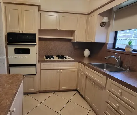 521 N 70th Way Hollywood FL 33024