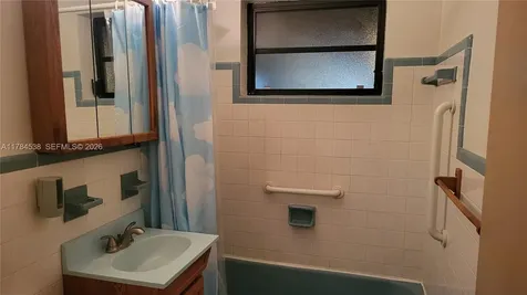 521 N 70th Way Hollywood FL 33024