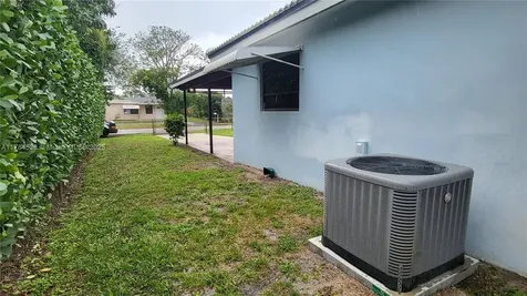 521 N 70th Way Hollywood FL 33024