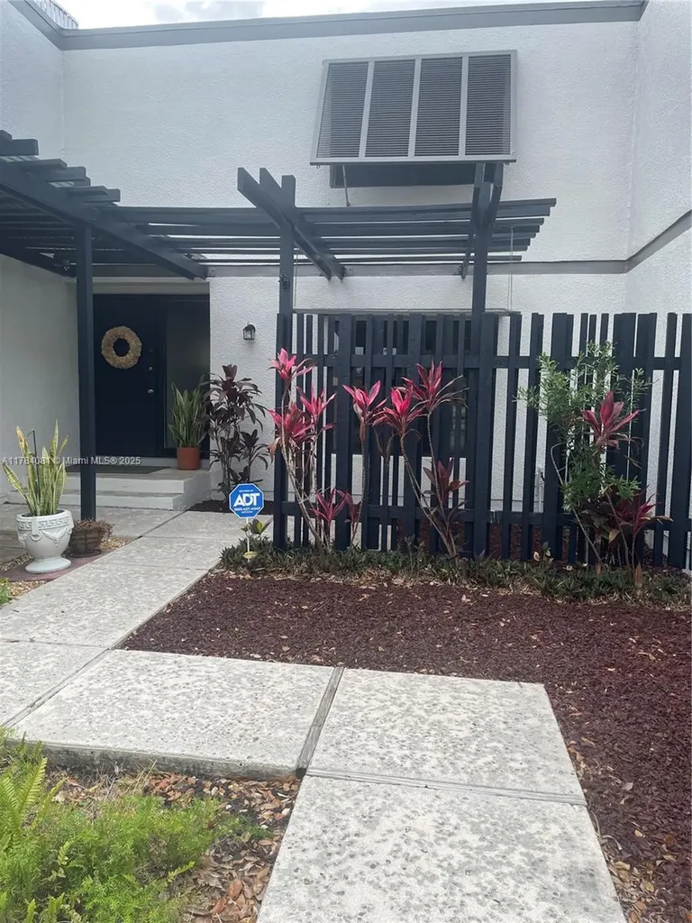 1660 W Golfview Drive Pembroke Pines FL 33026