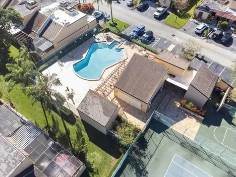 1660 W Golfview Drive Pembroke Pines FL 33026