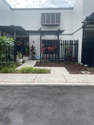 1660 W Golfview Drive Pembroke Pines FL 33026