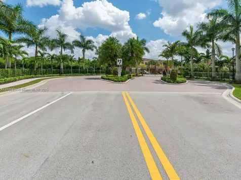 121 SW 127th Terrace Plantation FL 33325
