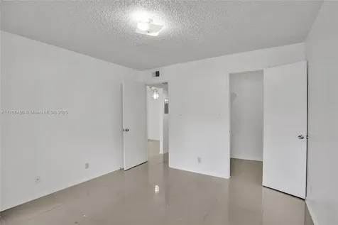 2946 S University Drive Davie FL 33328
