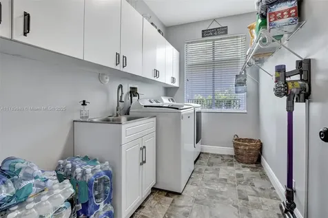 3082 Lakewood Circle Weston FL 33332