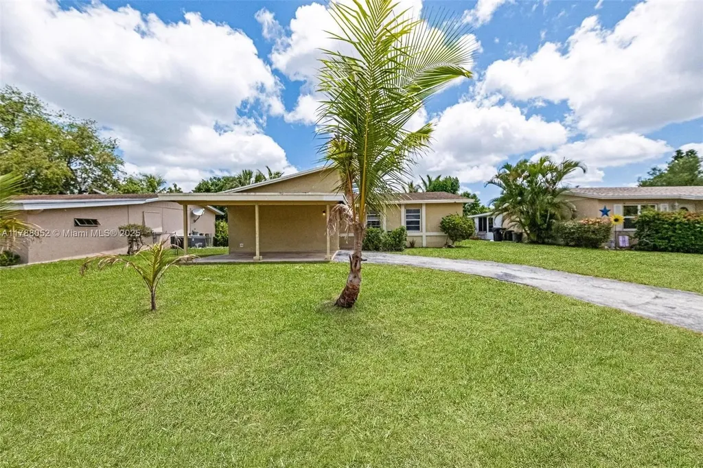 702 SW 79th Avenue North Lauderdale FL 33068