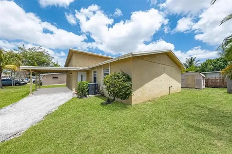 702 SW 79th Avenue North Lauderdale FL 33068