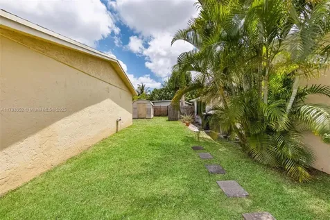 702 SW 79th Avenue North Lauderdale FL 33068