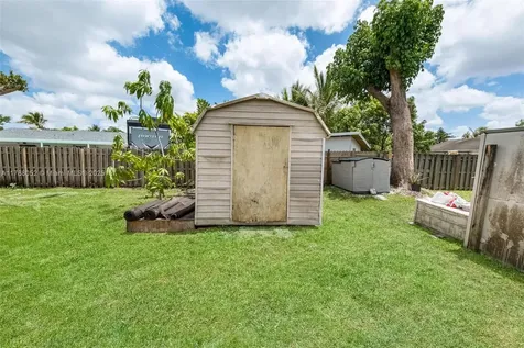 702 SW 79th Avenue North Lauderdale FL 33068