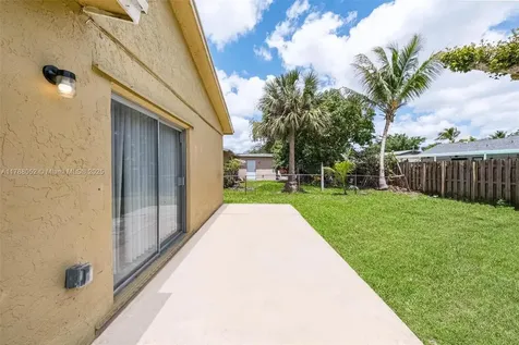 702 SW 79th Avenue North Lauderdale FL 33068