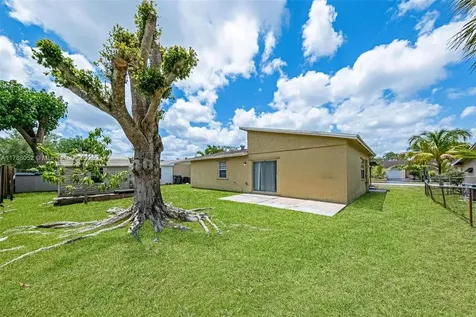 702 SW 79th Avenue North Lauderdale FL 33068