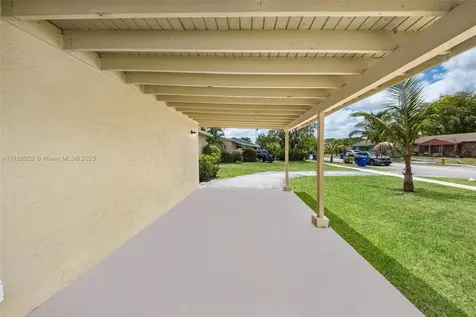 702 SW 79th Avenue North Lauderdale FL 33068