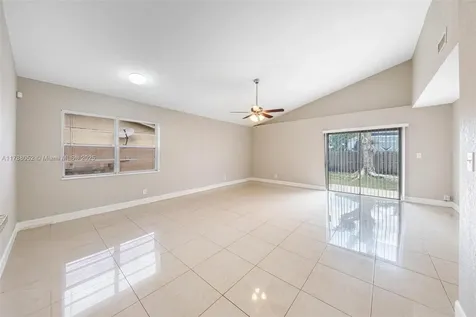 702 SW 79th Avenue North Lauderdale FL 33068