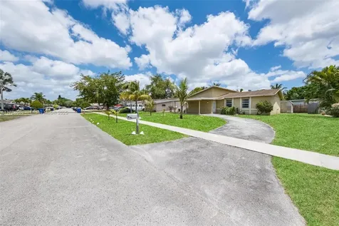 702 SW 79th Avenue North Lauderdale FL 33068
