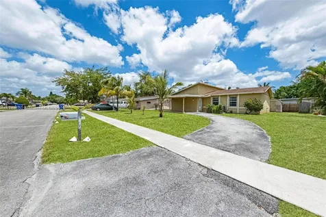702 SW 79th Avenue North Lauderdale FL 33068