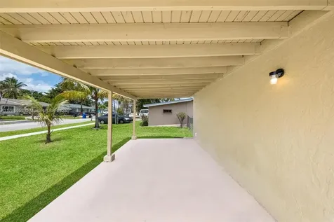 702 SW 79th Avenue North Lauderdale FL 33068