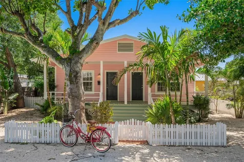 3822 Oak Avenue Miami FL 33133